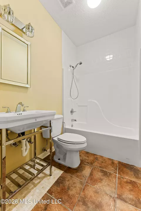 Bath - 1144 W Martin Cir, Hernando, MS 38632 photo 3 of 4