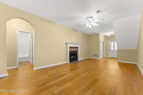 Living - 1144 W Martin Cir, Hernando, MS 38632 photo 2 of 2