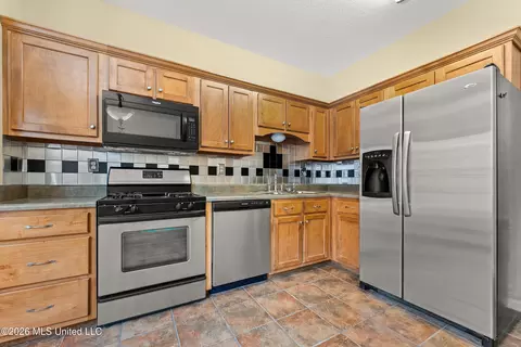 Kitchen - 1144 W Martin Cir, Hernando, MS 38632 photo 3 of 3
