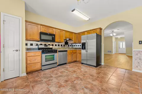 Kitchen - 1144 W Martin Cir, Hernando, MS 38632 photo 2 of 3
