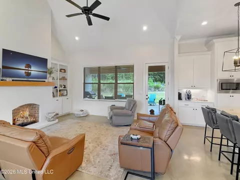 Living - 651 Wild Horse Ln, Brandon, MS 39042 photo 2 of 3