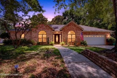 807 Woodglen Dr, Ocean Springs, MS 39564