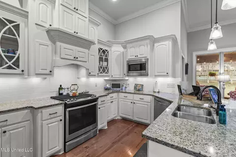 Kitchen - 910 Abundance Xing, Flowood, MS 39232 photo 2 of 4