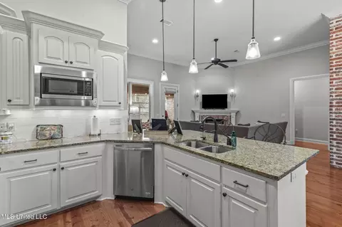 Kitchen - 910 Abundance Xing, Flowood, MS 39232 photo 3 of 4