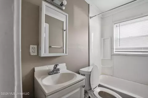 Bath - 373 Fairhill Dr, Jackson, MS 39212 photo 1 of 2