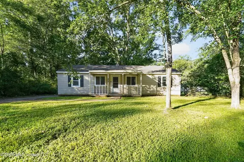 373 Fairhill Dr, Jackson, MS 39212