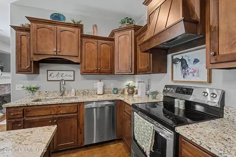 Kitchen - 7178 Love Station Loop Rd, Hernando, MS 38632 photo 2 of 2