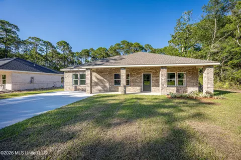 624 Oak St, Ocean Springs, MS 39564