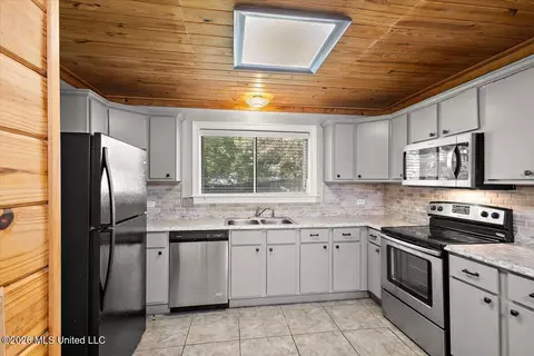 Kitchen - 30 Fox Glen Cv, Brandon, MS 39042 photo 1 of 1