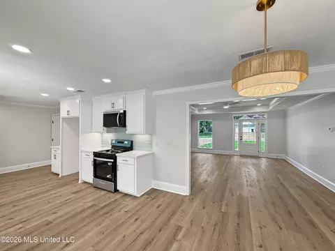 Living - 109 Post Oak Dr, Brandon, MS 39047 photo 5 of 5