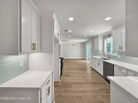 Kitchen - 109 Post Oak Dr, Brandon, MS 39047 photo 4 of 4