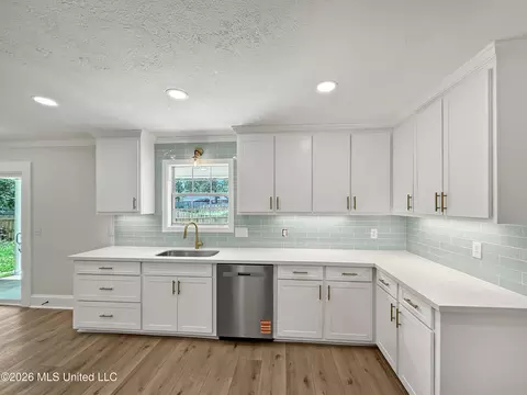 Kitchen - 109 Post Oak Dr, Brandon, MS 39047 photo 2 of 4