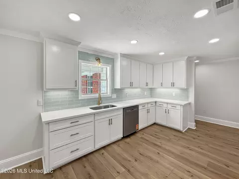 Kitchen - 109 Post Oak Dr, Brandon, MS 39047 photo 3 of 4