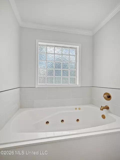Bath - 109 Post Oak Dr, Brandon, MS 39047 photo 4 of 6
