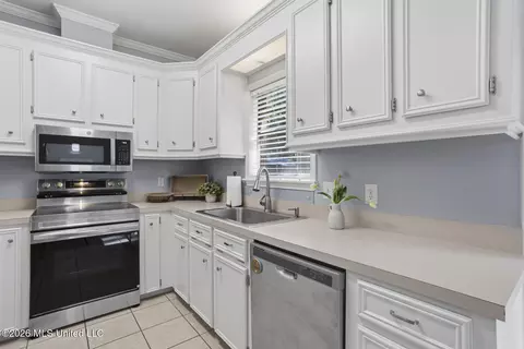 Kitchen - 233 Mallard Dr, Brandon, MS 39047 photo 2 of 4