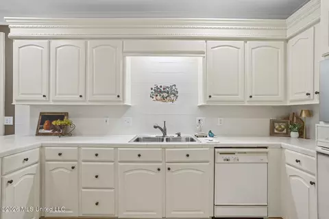 Kitchen - 525 Ridge Cir, Brandon, MS 39047 photo 3 of 4
