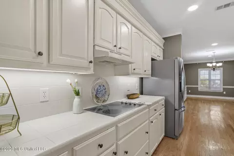 Kitchen - 525 Ridge Cir, Brandon, MS 39047 photo 4 of 4