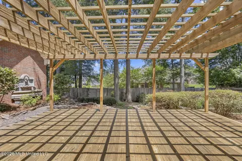 Exterior - 525 Ridge Cir, Brandon, MS 39047 photo 6 of 12