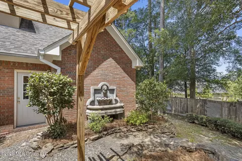Exterior - 525 Ridge Cir, Brandon, MS 39047 photo 8 of 12