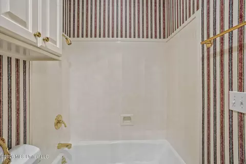 Bath - 525 Ridge Cir, Brandon, MS 39047 photo 5 of 7