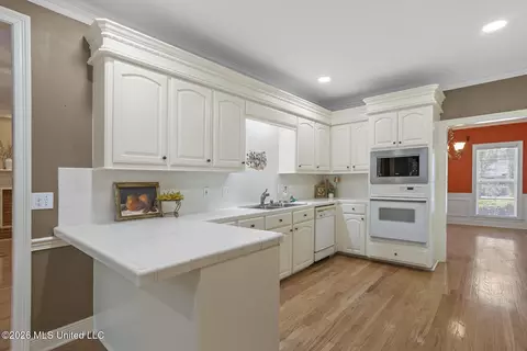 Kitchen - 525 Ridge Cir, Brandon, MS 39047 photo 2 of 4