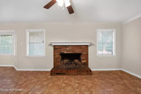 Living - 2377 Breckinridge Rd, Jackson, MS 39204 photo 2 of 8