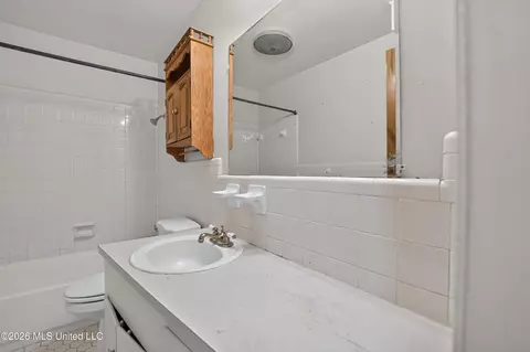 Bath - 2377 Breckinridge Rd, Jackson, MS 39204 photo 1 of 2