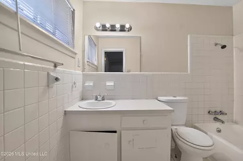 Bath - 2377 Breckinridge Rd, Jackson, MS 39204 photo 2 of 2