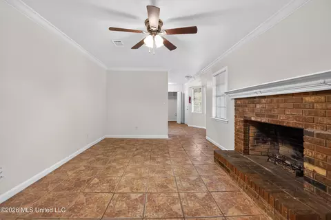 Living - 2377 Breckinridge Rd, Jackson, MS 39204 photo 4 of 8