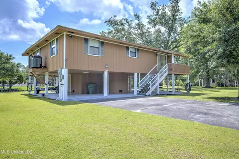 39 Harrison Rd, Bay Saint Louis, MS 39520