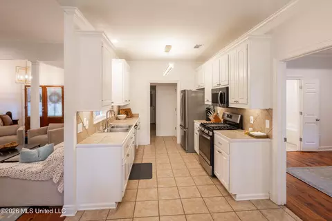 Entry Way - 206 Pinevale St, Flowood, MS 39232 photo 2 of 2