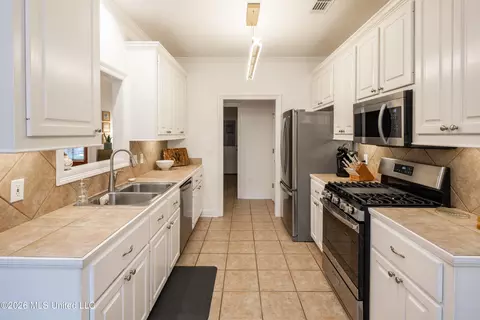 Kitchen - 206 Pinevale St, Flowood, MS 39232 photo 1 of 1