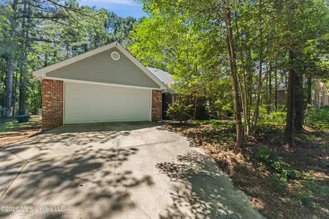 28 Bedford Forrest Ln, Hattiesburg, MS 39401