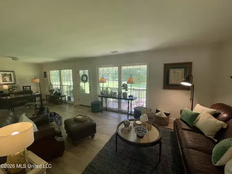 Living - 401 Pine Dr, Brookhaven, MS 39601 photo 4 of 5