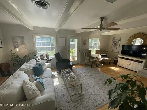 Living - 401 Pine Dr, Brookhaven, MS 39601 photo 5 of 5
