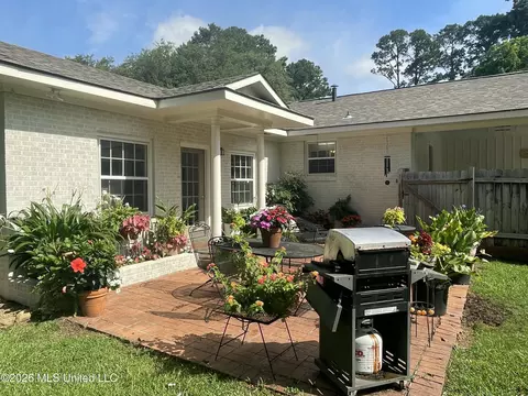 Exterior - 401 Pine Dr, Brookhaven, MS 39601 photo 2 of 4
