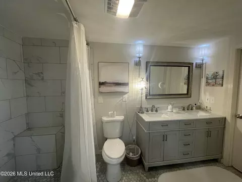Bath - 401 Pine Dr, Brookhaven, MS 39601 photo 1 of 7