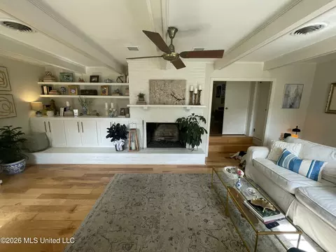 Living - 401 Pine Dr, Brookhaven, MS 39601 photo 1 of 5