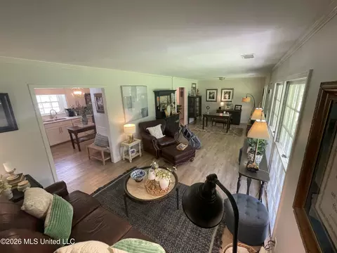 Living - 401 Pine Dr, Brookhaven, MS 39601 photo 2 of 5