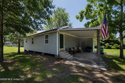 202 Pine St, Waveland, MS 39576