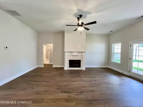 Living - 2253 Scott Mdws Ln, Hernando, MS 38632 photo 3 of 7