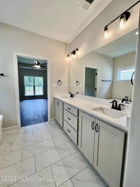 Bath - 2253 Scott Mdws Ln, Hernando, MS 38632 photo 3 of 6