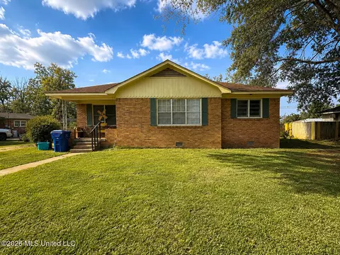 103 Park St, Batesville, MS 38606