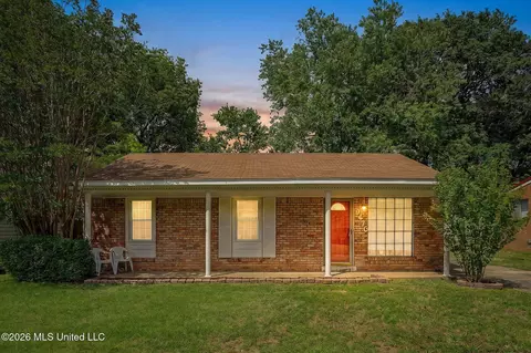 8476 W Southaven Cir, Southaven, MS 38671