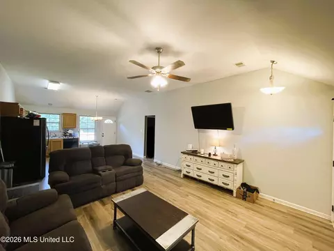 Living - 109 Flower Cir, Coldwater, MS 38618 photo 2 of 3