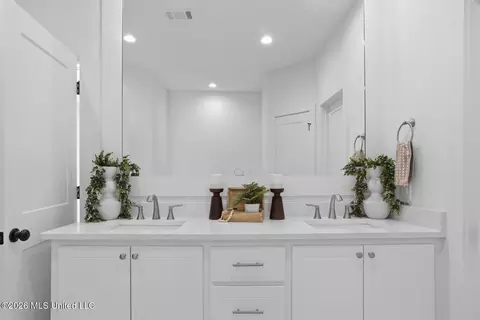 Bath - 437 Aurora Cir, Canton, MS 39046 photo 1 of 4