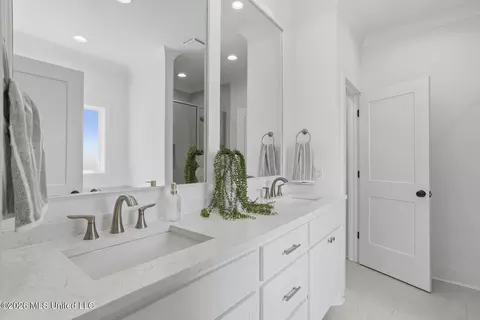 Bath - 433 Aurora Cir, Canton, MS 39046 photo 1 of 4