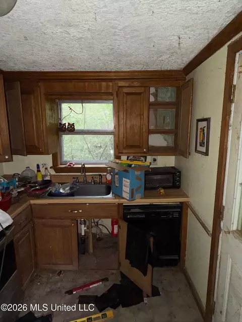 Kitchen - 118 Canterbury Rd, Brandon, MS 39042 photo 4 of 7