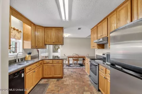 Kitchen - 56134 Diamondhead Dr, Diamondhead, MS 39525 photo 4 of 4