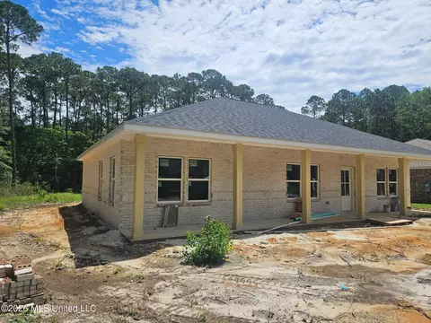 628 Oak St, Ocean Springs, MS 39564